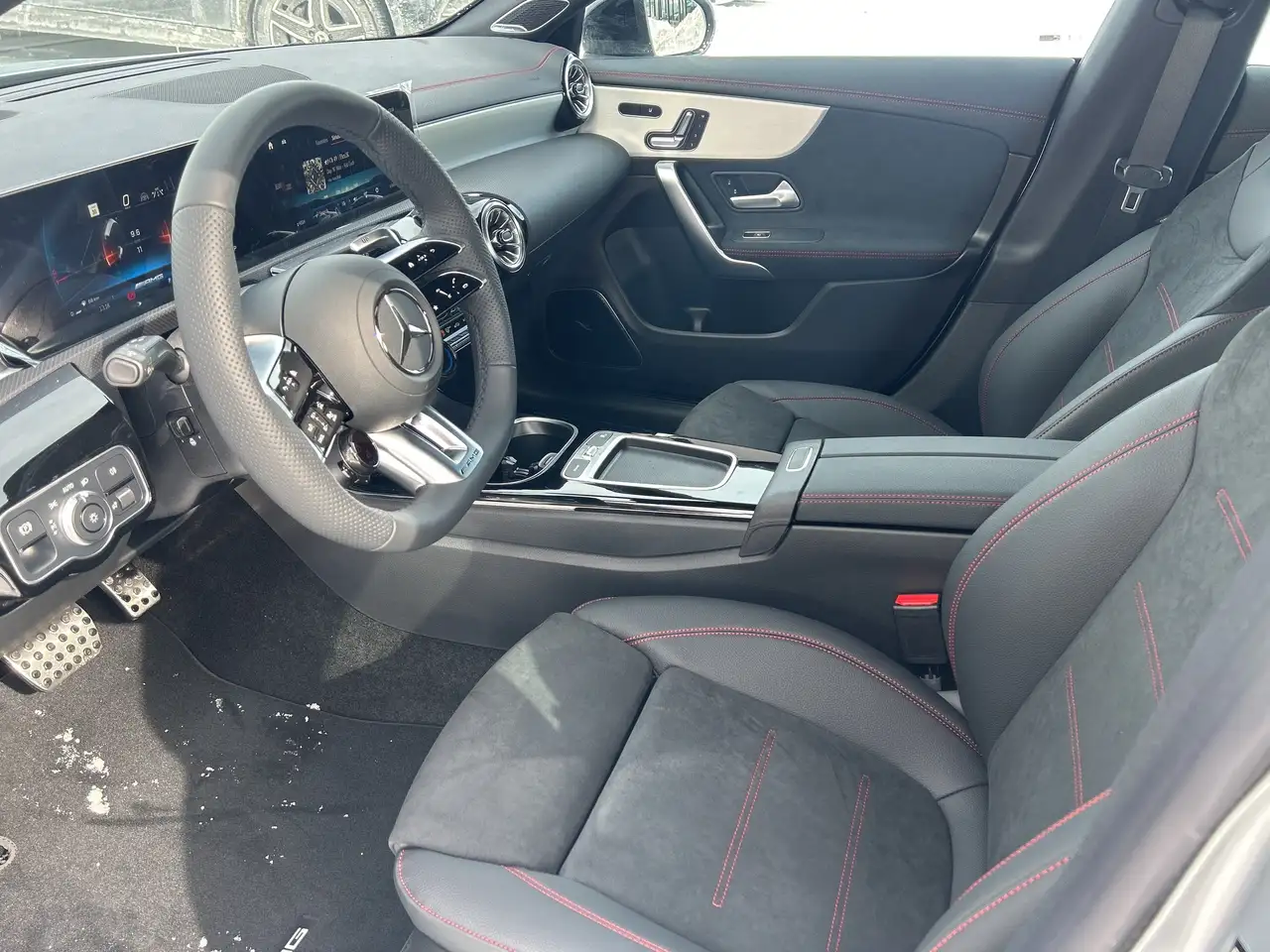 Mercedes-Benz CLA снимка Mercedes-Benz CLA