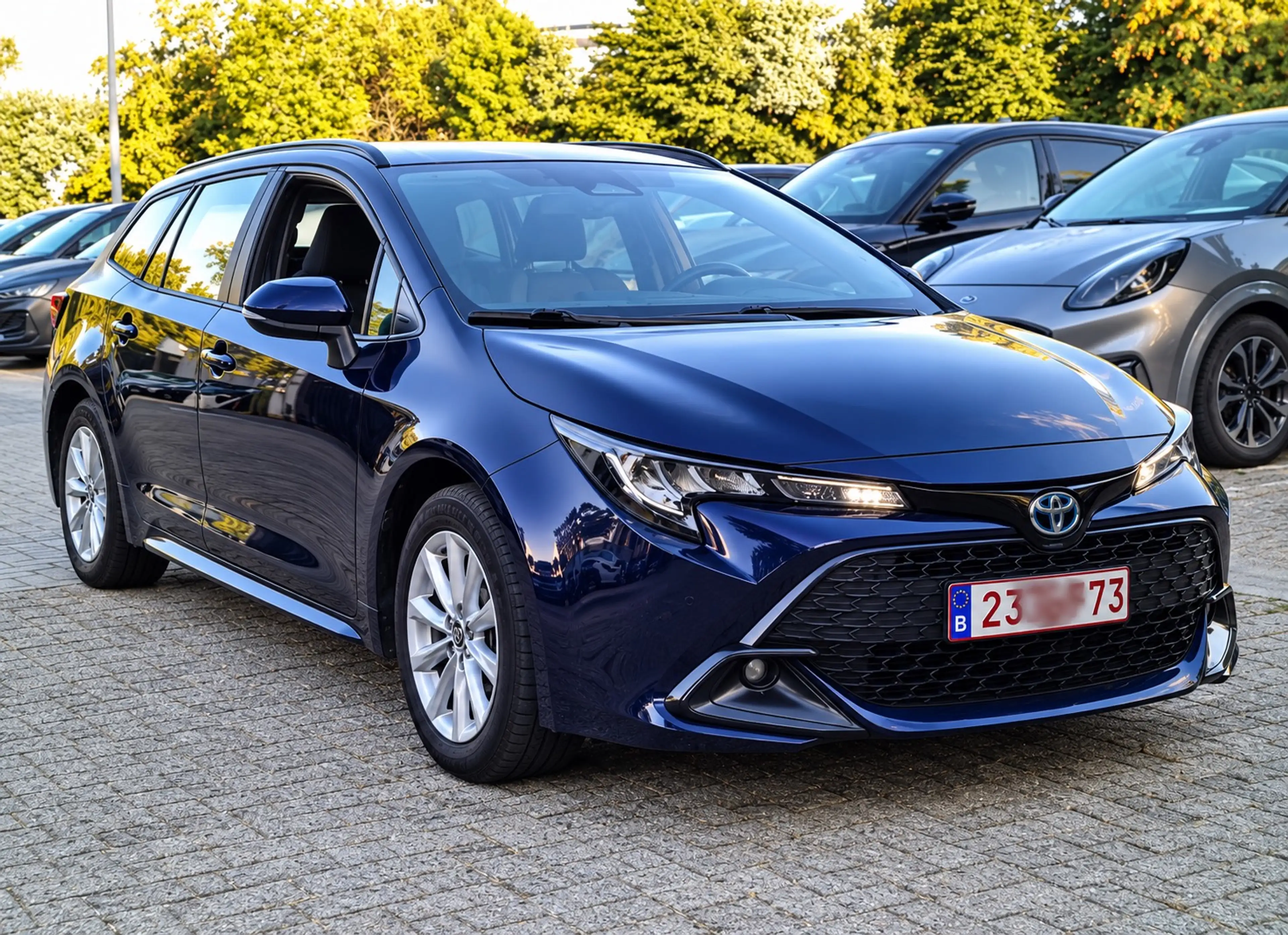 Toyota Corolla 1.8 Hybride Black & White