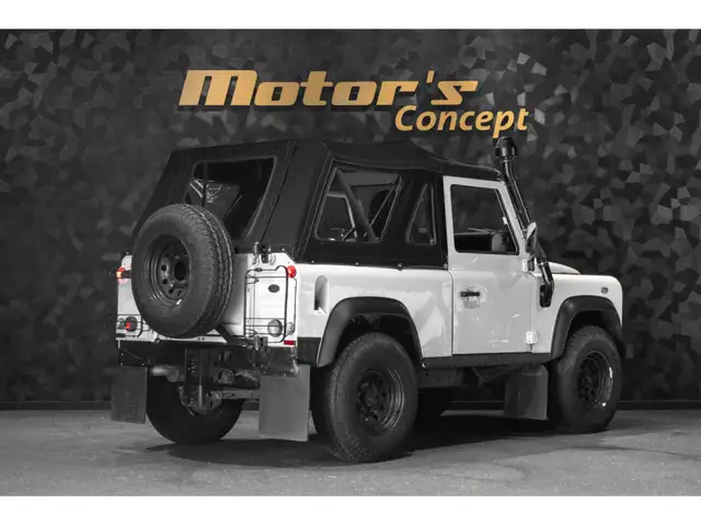 Land Rover Defender view 3