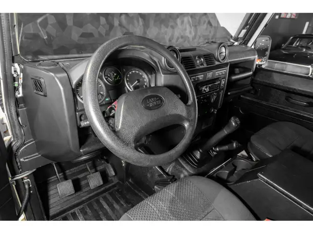 Land Rover Defender view 9