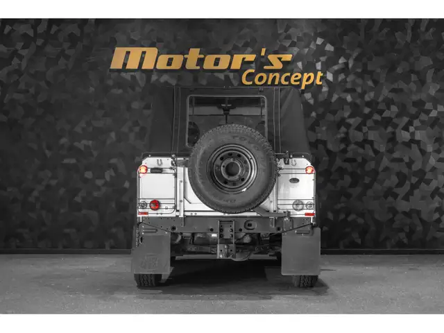 Land Rover Defender view 5