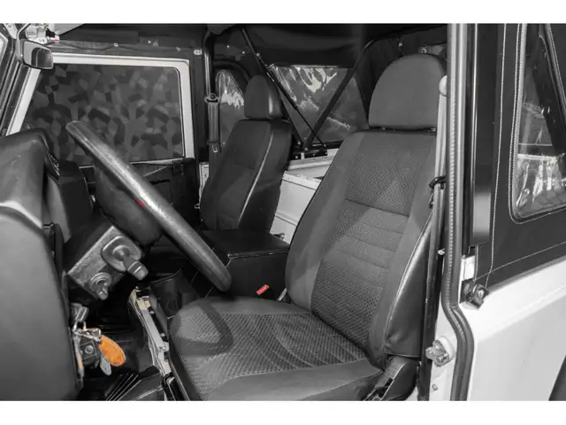 Land Rover Defender view 10