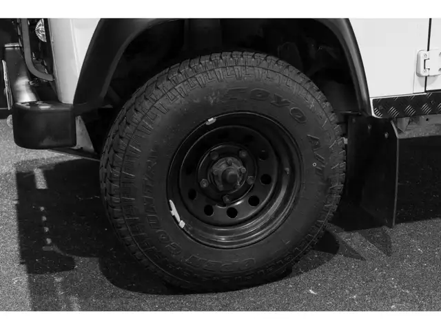 Land Rover Defender view 8