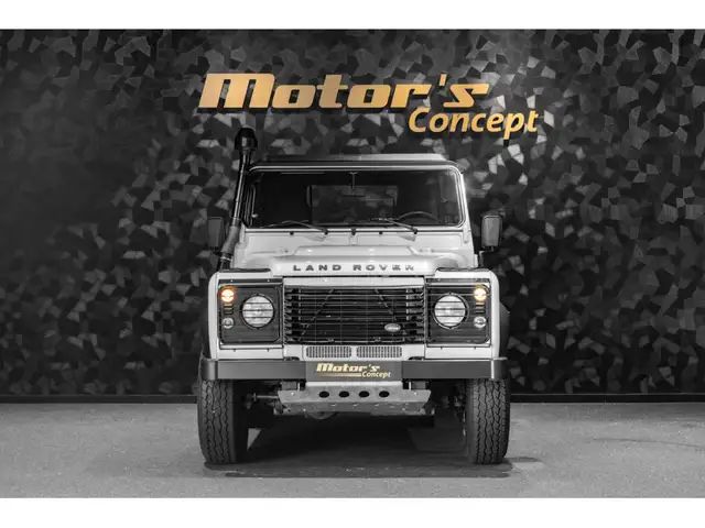 Land Rover Defender view 4