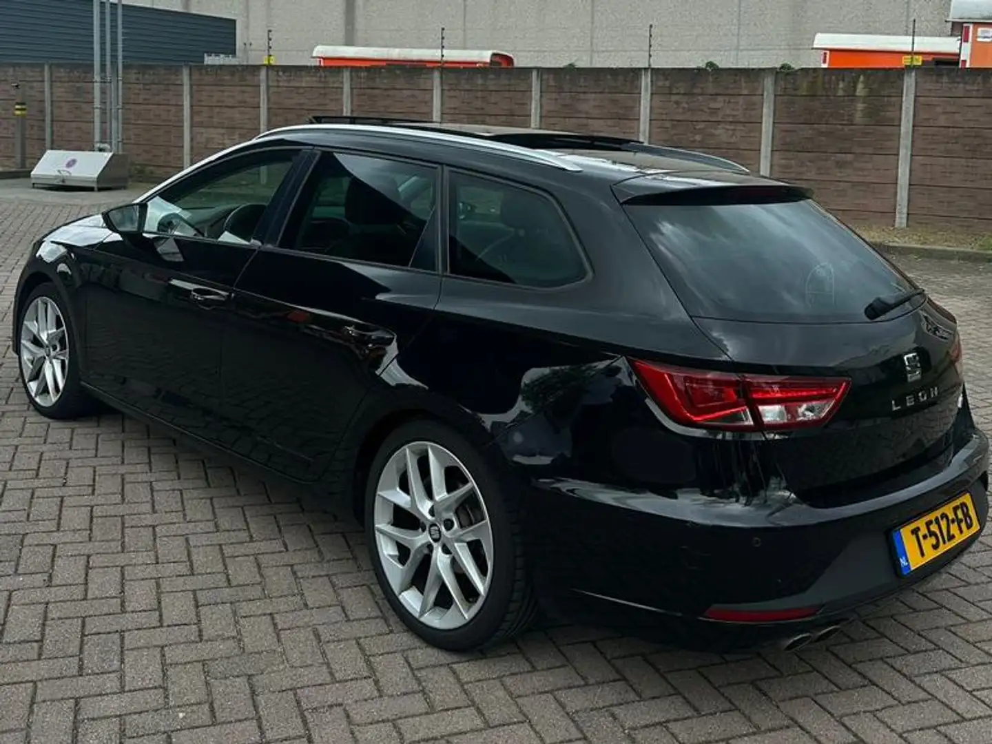 SEAT Leon Leon 2.0 TDI FR Dynamic Zwart - 2