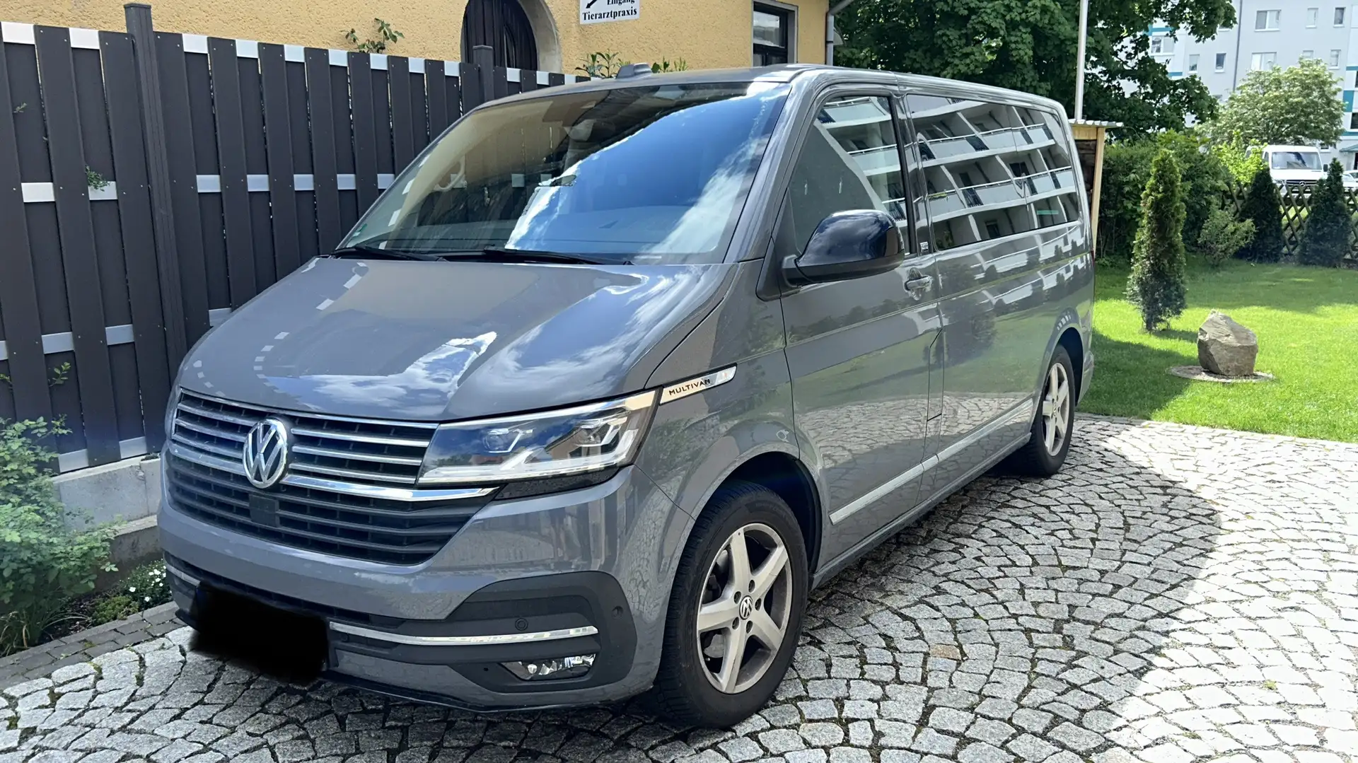 Volkswagen T6.1 Multivan wenig Km, Sportpacket, Standheizung, AHK, 18 Zoll Gris - 1