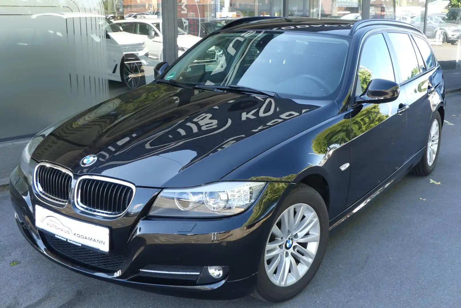 BMW 320 i Touring*Panorama*BiXenon*Navi*AHK Noir - 2