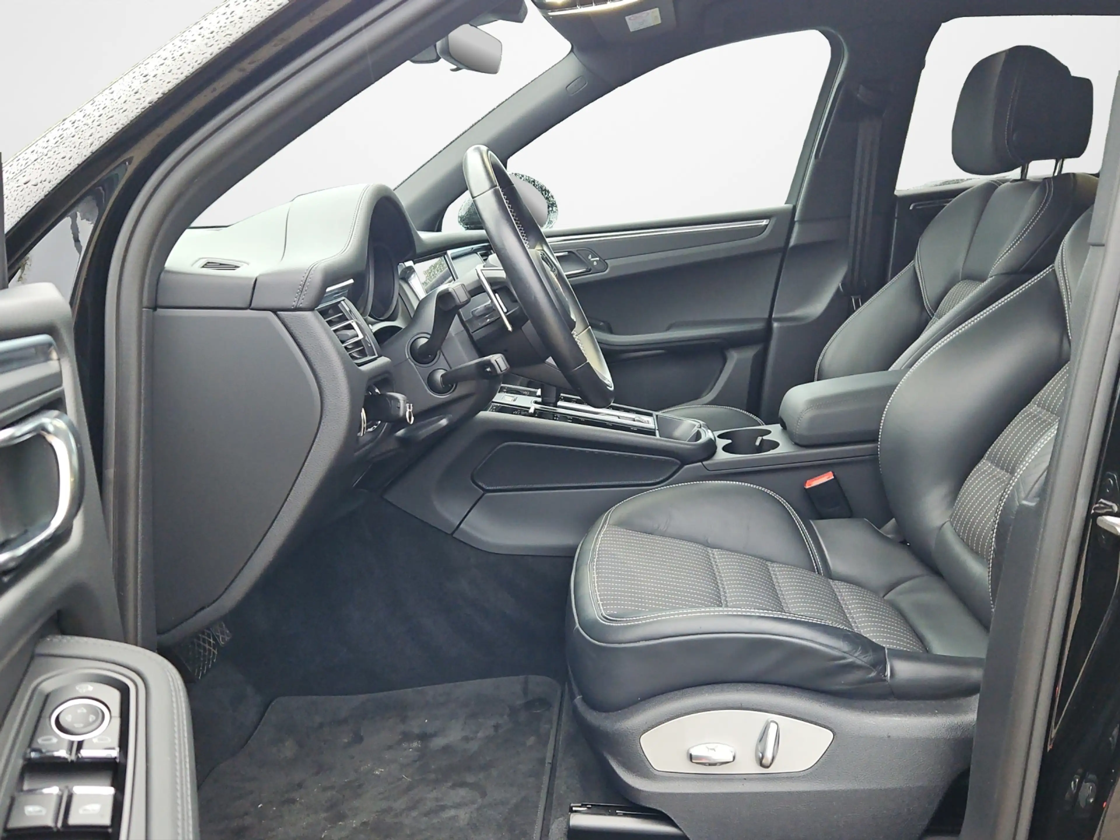 Porsche Macan T — photo 7