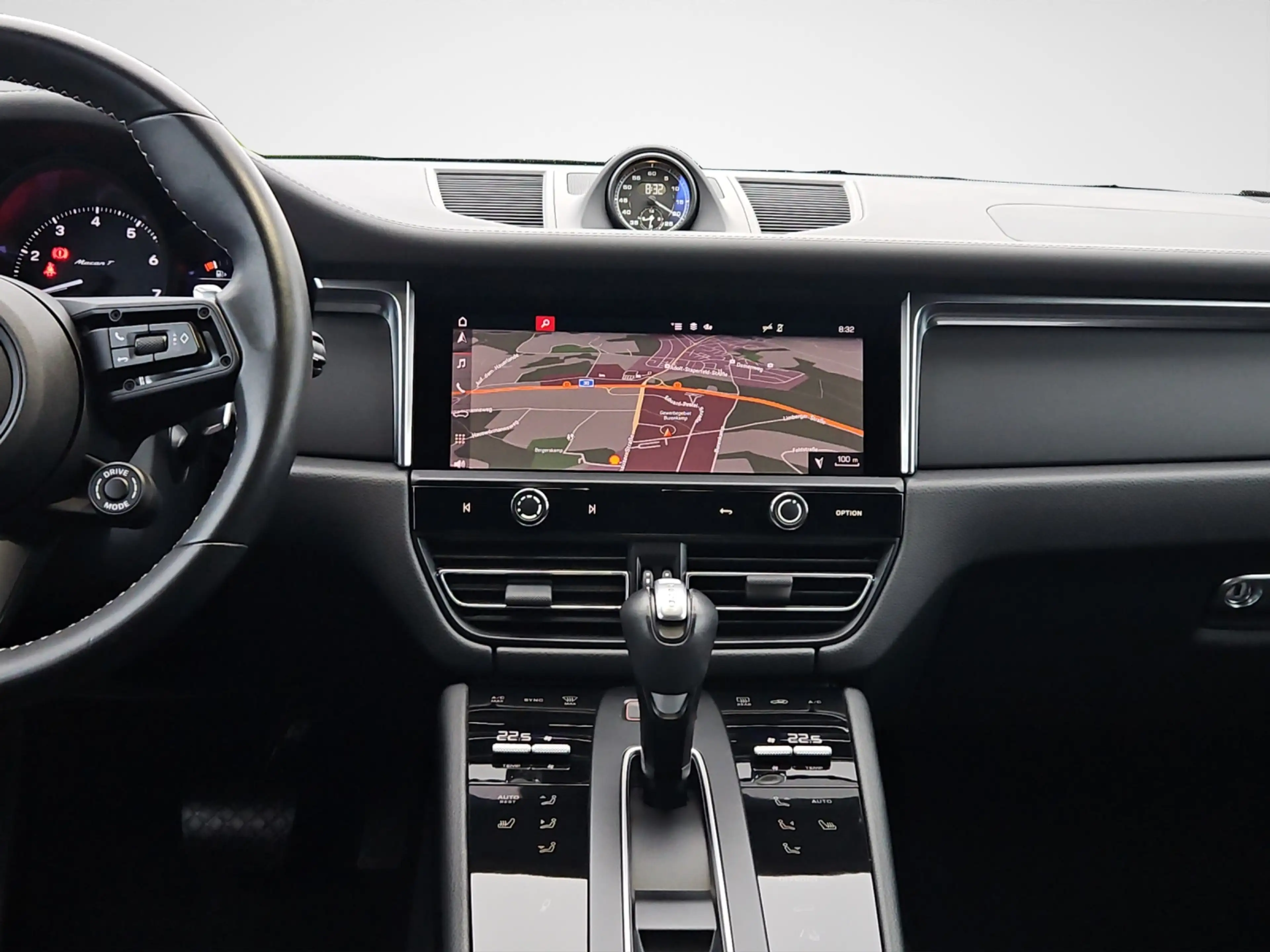 Porsche Macan T — photo 10