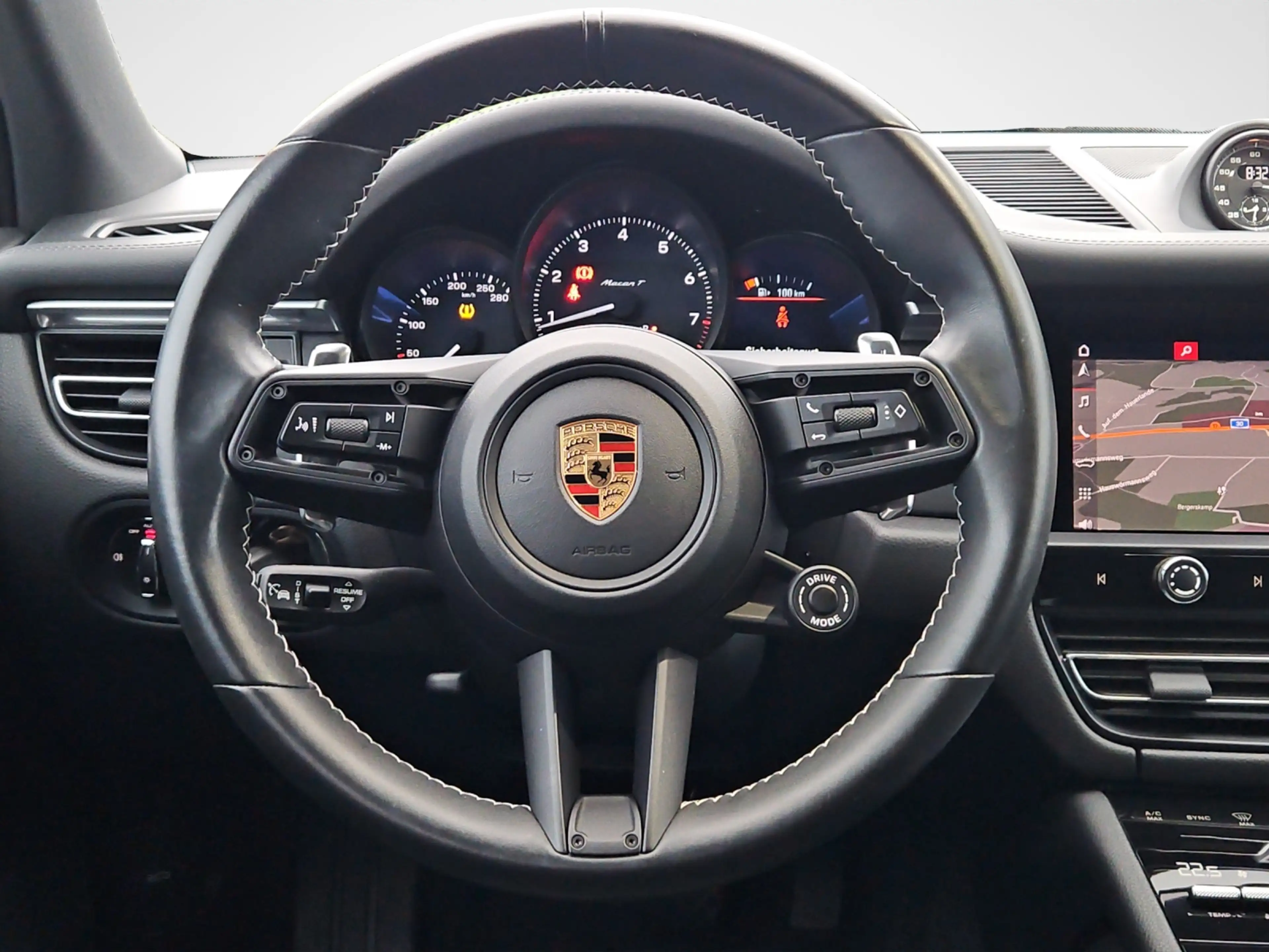 Porsche Macan T — photo 9