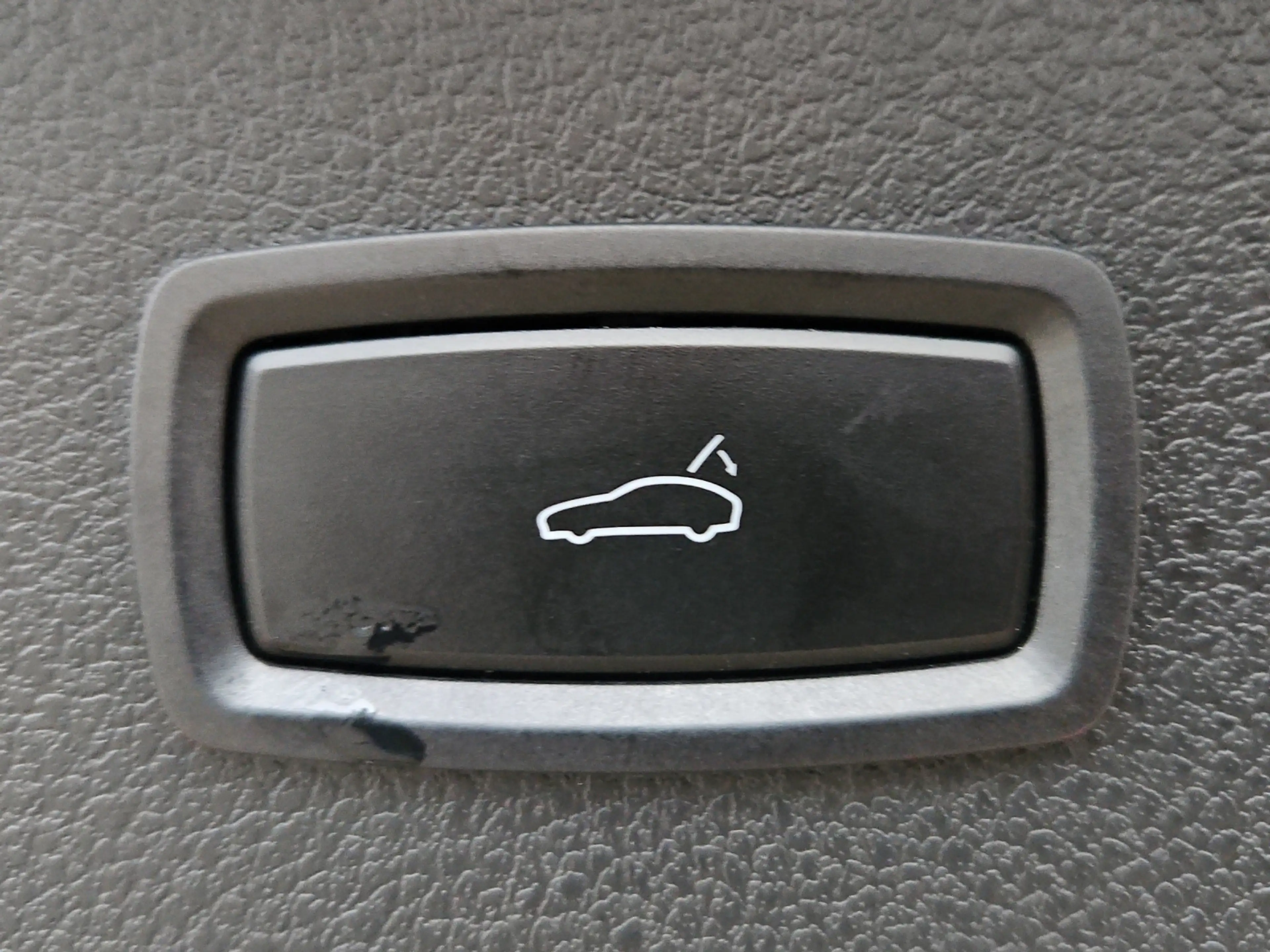 Porsche Macan T — photo 14