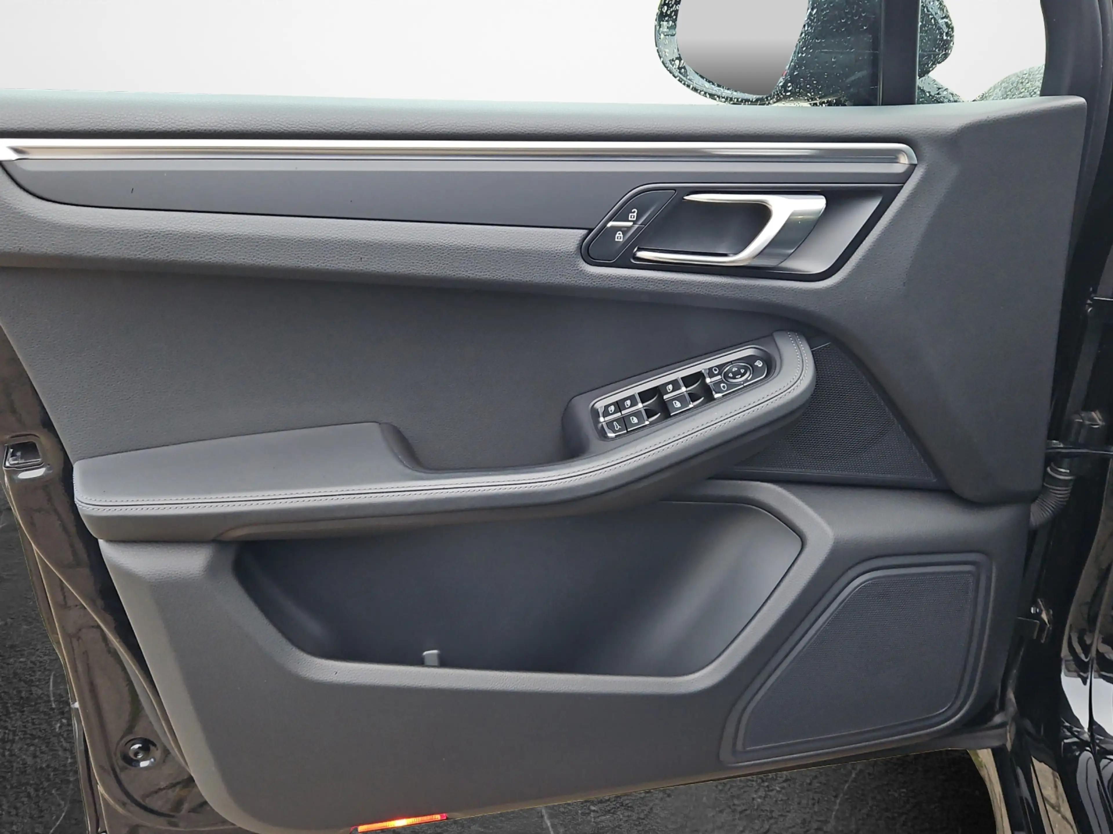 Porsche Macan T — photo 6