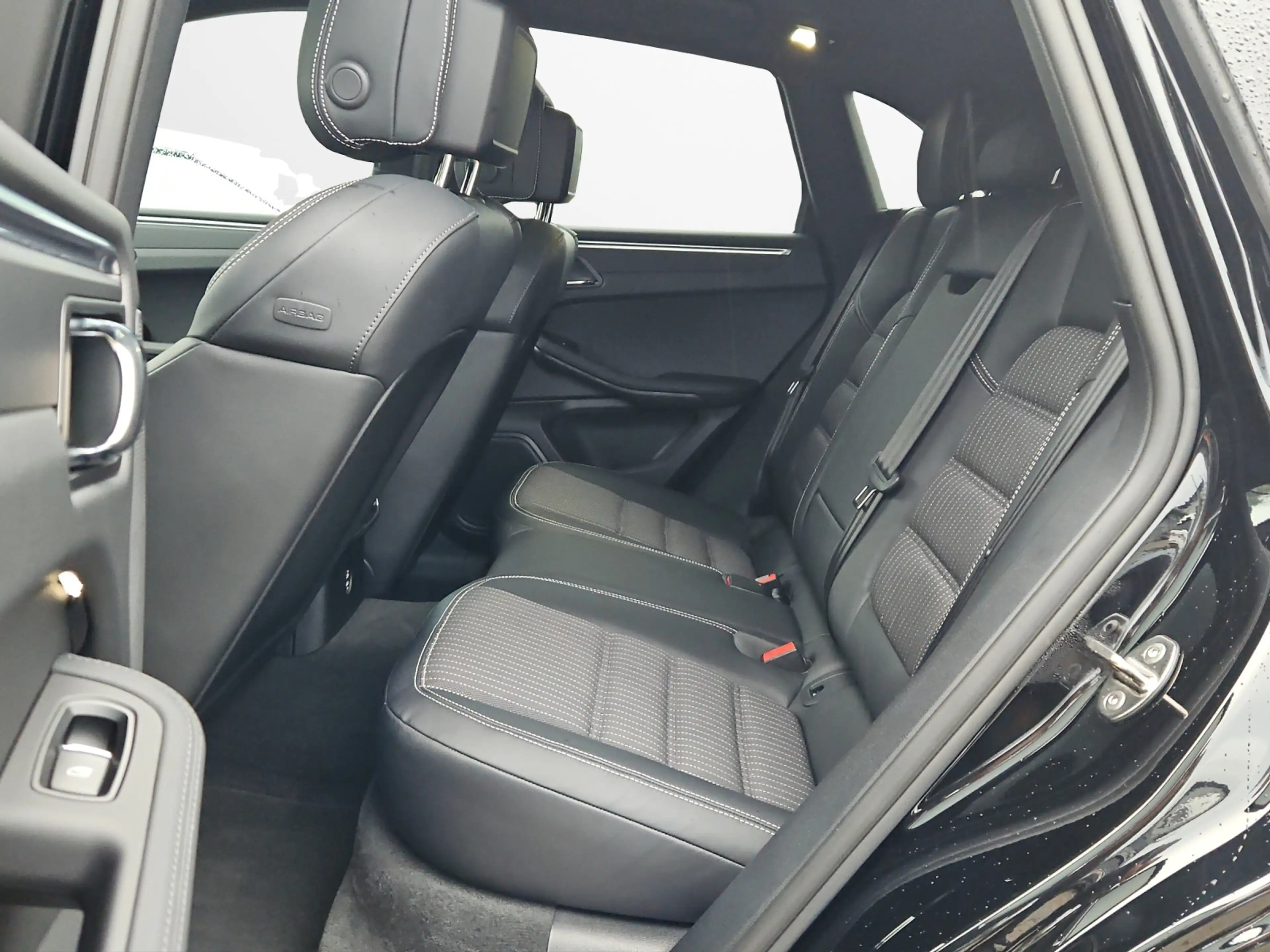 Porsche Macan T — photo 11