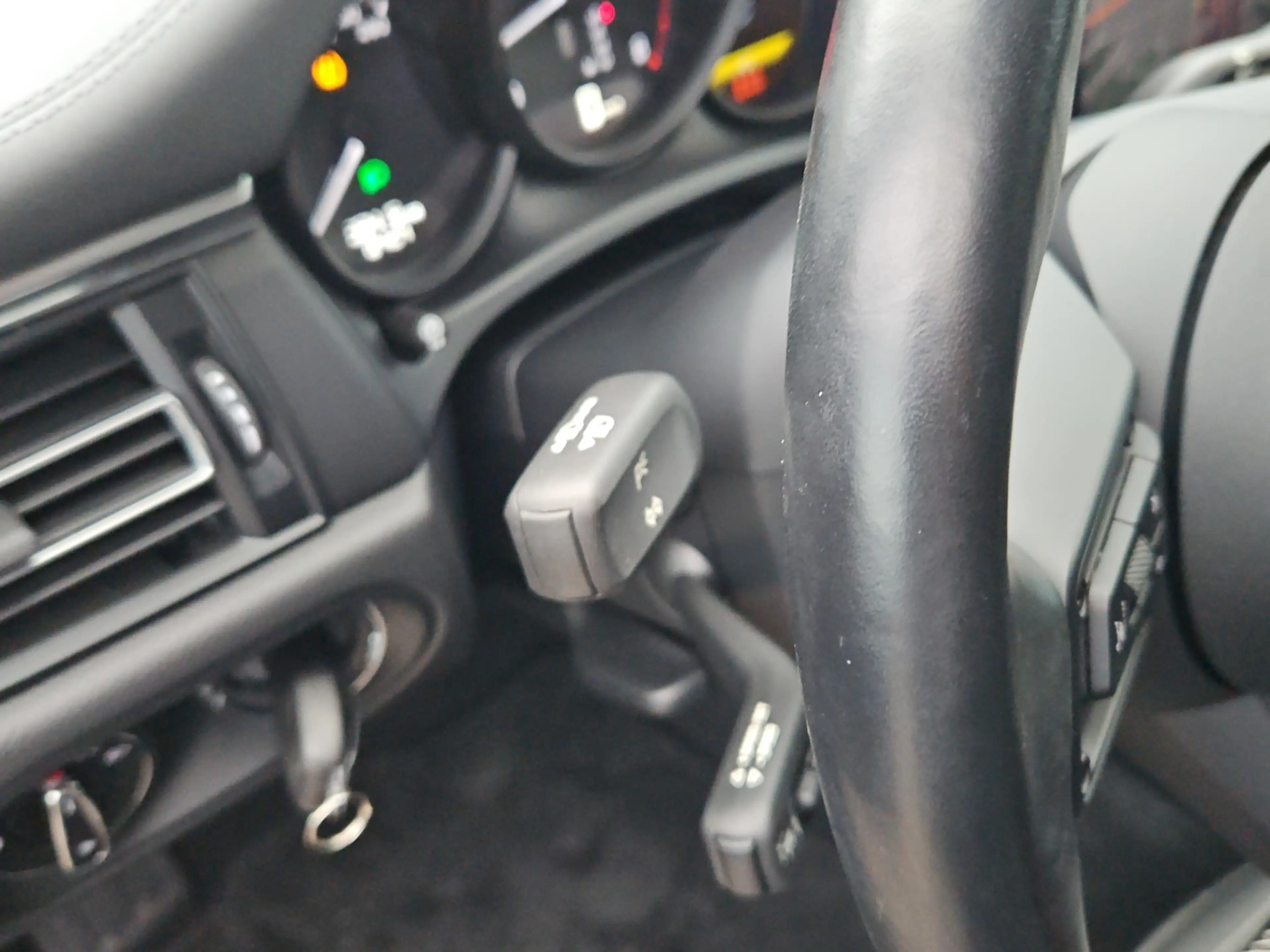 Porsche Macan T — photo 15