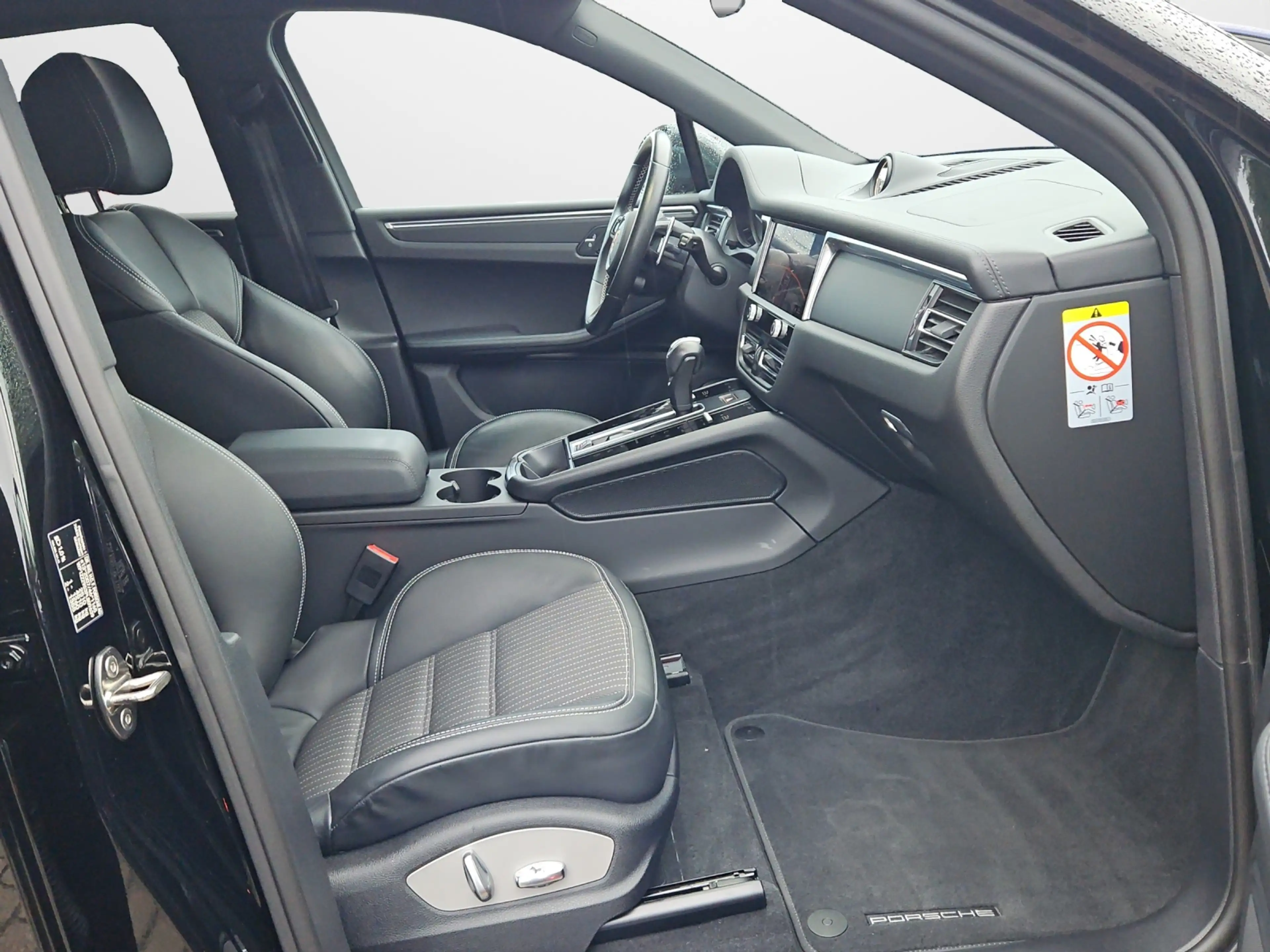 Porsche Macan T — photo 13