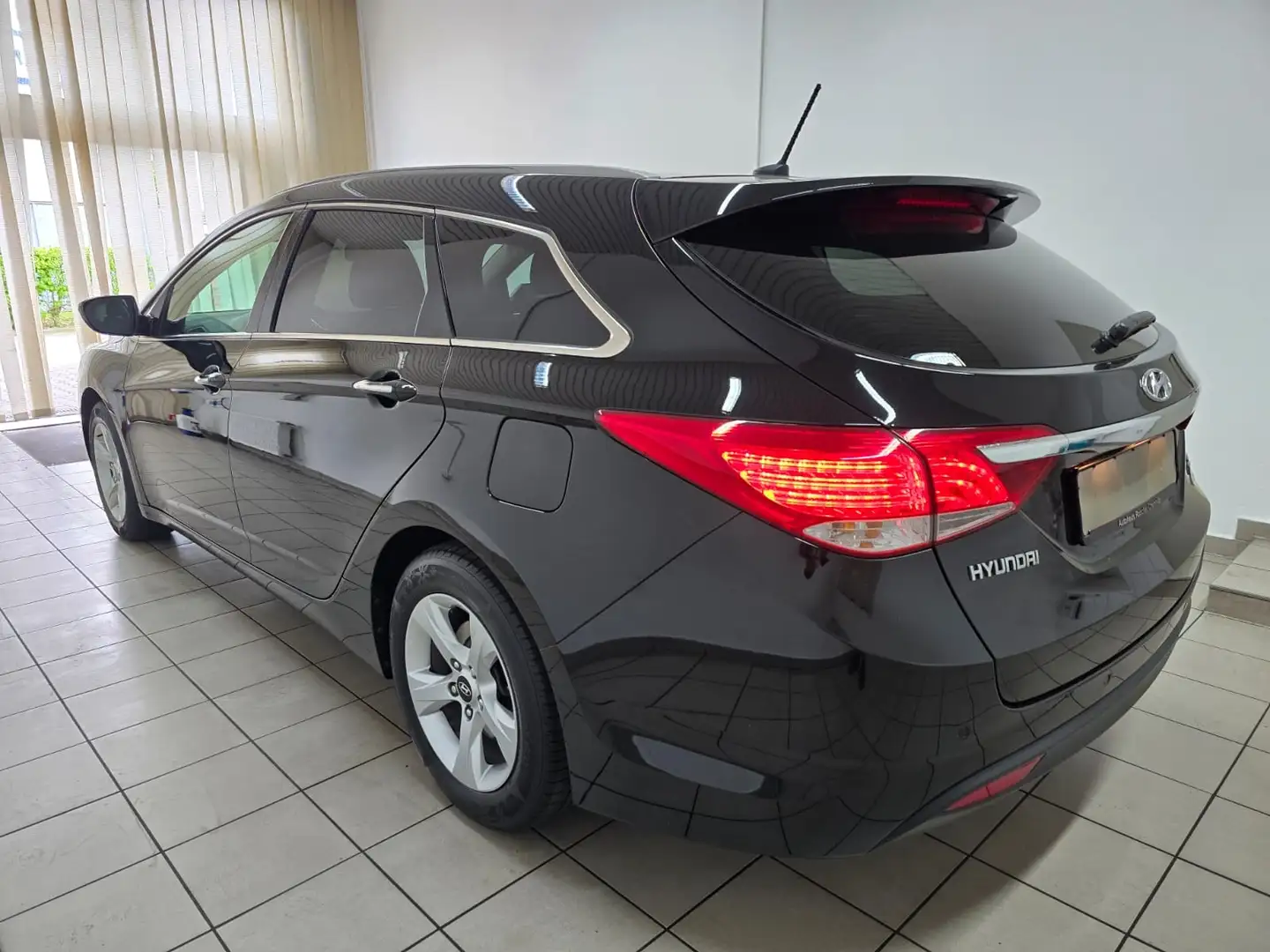 Hyundai i40 cw 2.0 GDI Premium Automatik Navi Bluetooth Noir - 2