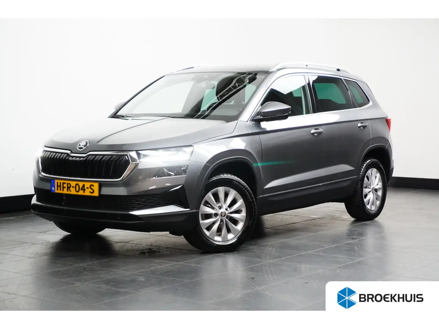 Skoda Karoq 1.5 TSI 150PK DSG-7 Business Edition | NAVI BY APP Grijs - 1
