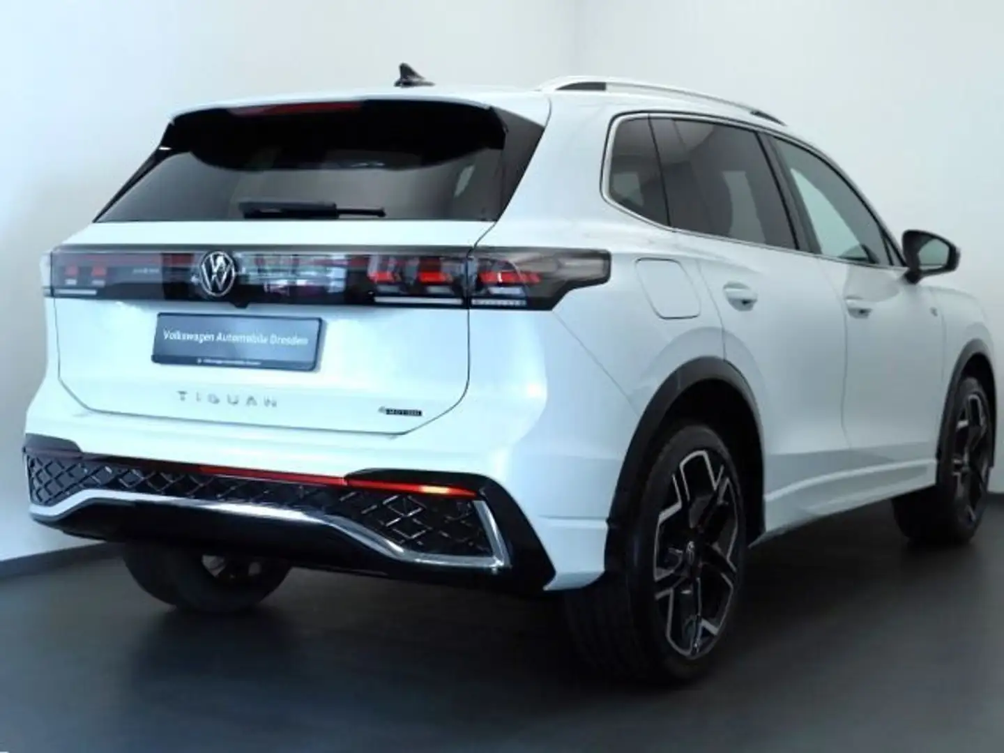 Volkswagen Tiguan R-Line 2,0 TDI 4MOTION DSG AHK NAV PANO Weiß - 2