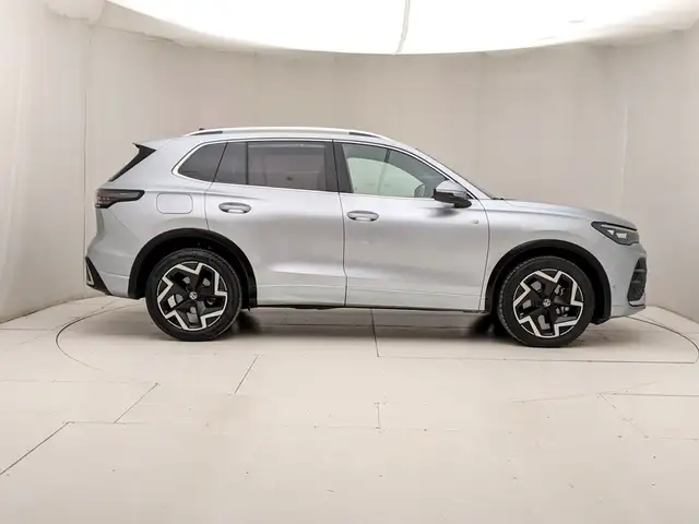 Volkswagen Tiguan view 3