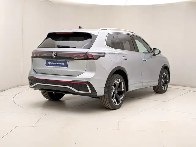 Volkswagen Tiguan view 4