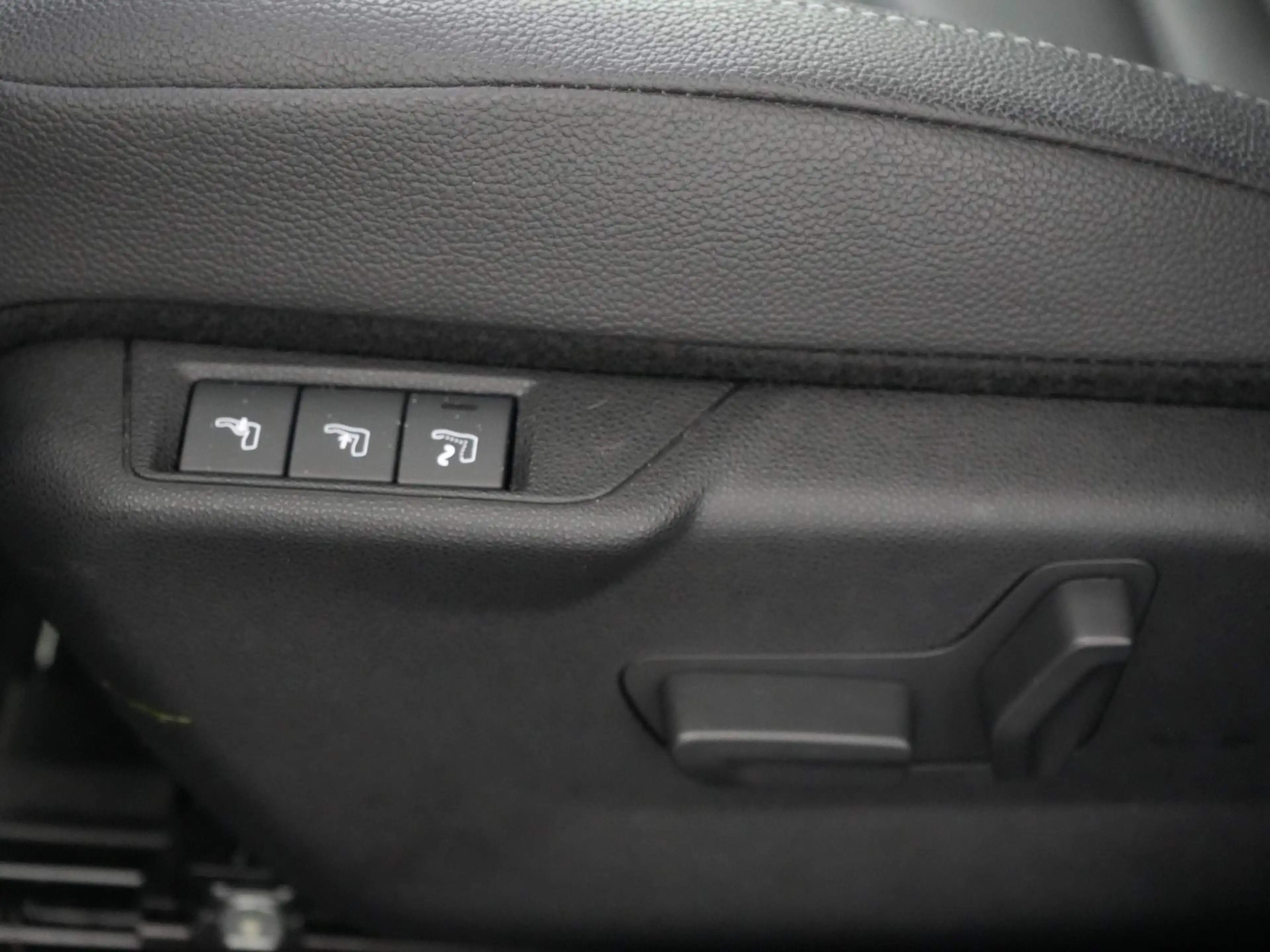Jeep Avenger 1.2 e-Hybrid Summit | Leder en winterpakket | Adap — photo 32