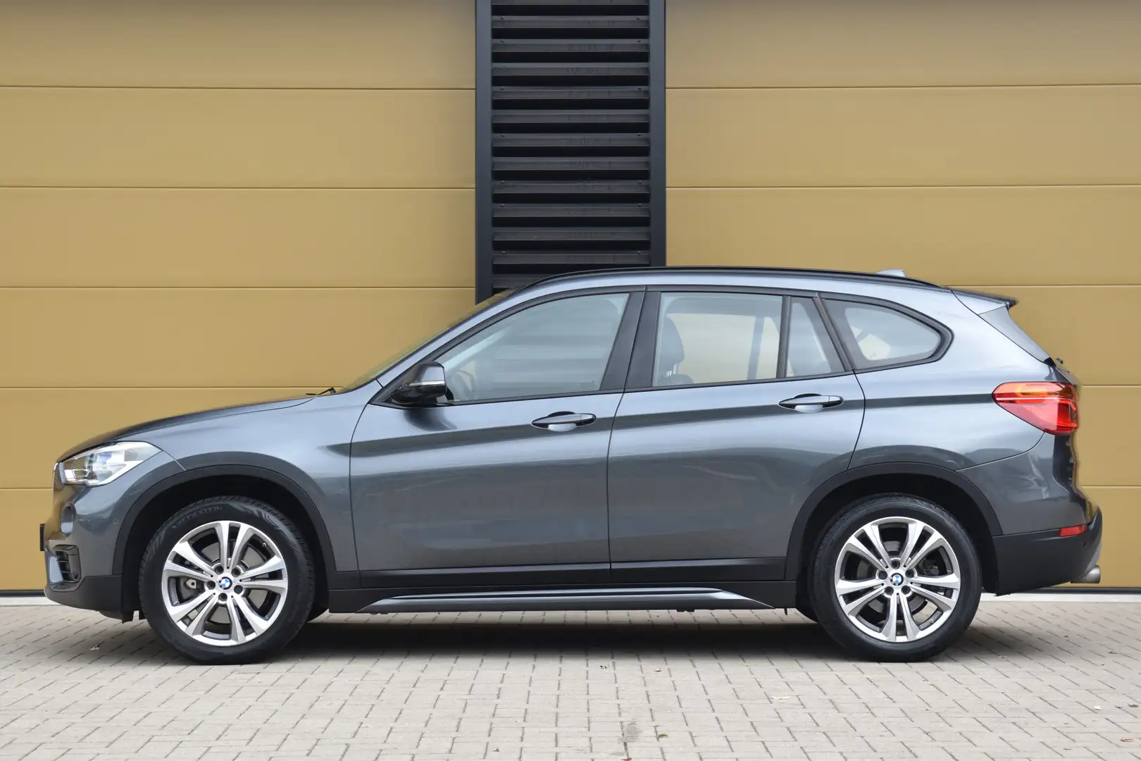 BMW X1 xDrive20i High Executive * Sportline * Trekhaak * Grijs - 2