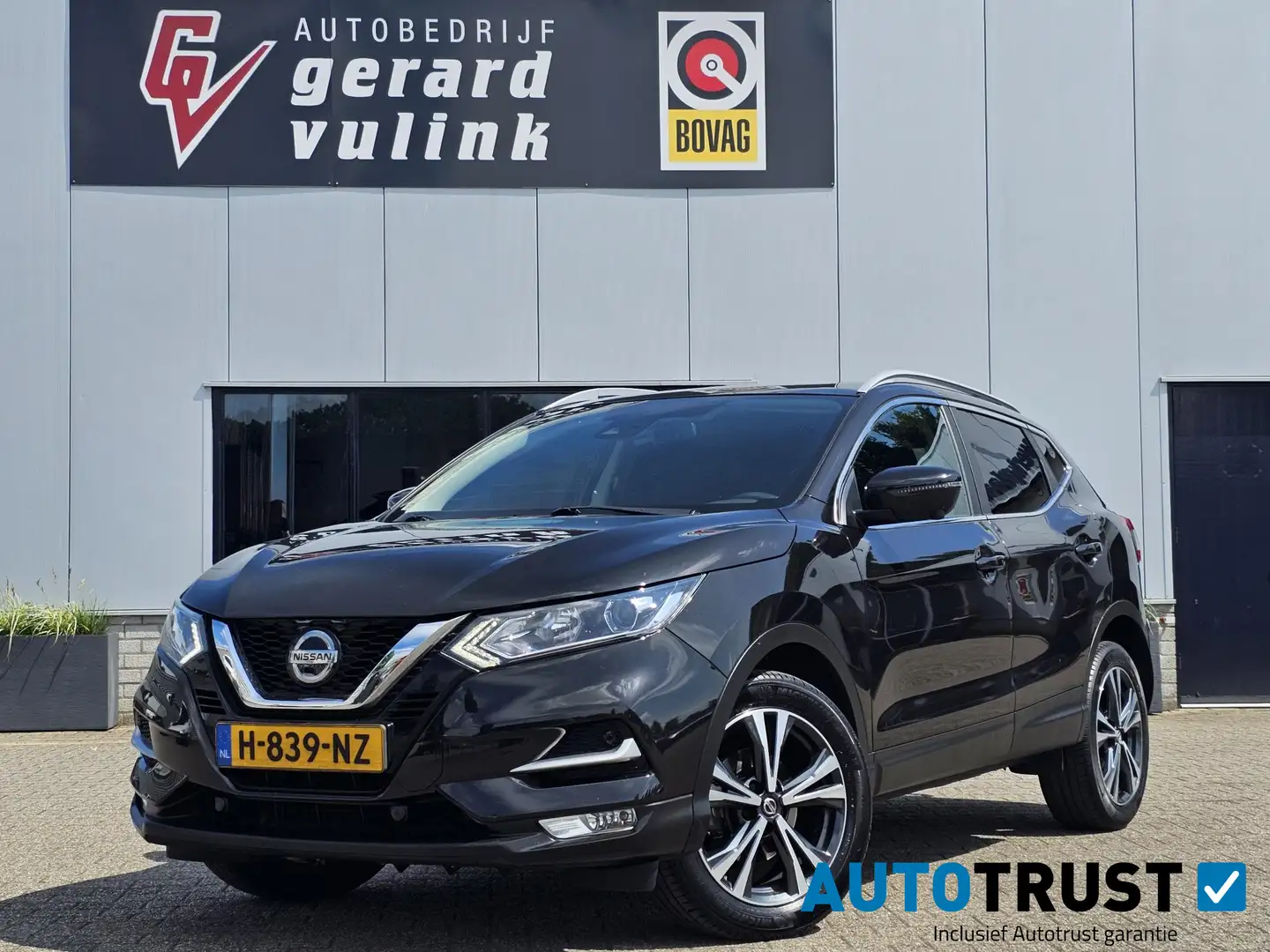 Nissan Qashqai 1.3 DIG-T N-Connecta TREKHAAK PANORAMADAK CRUISE Zwart - 1