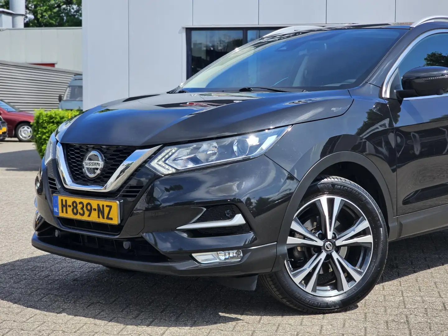 Nissan Qashqai 1.3 DIG-T N-Connecta TREKHAAK PANORAMADAK CRUISE Zwart - 2
