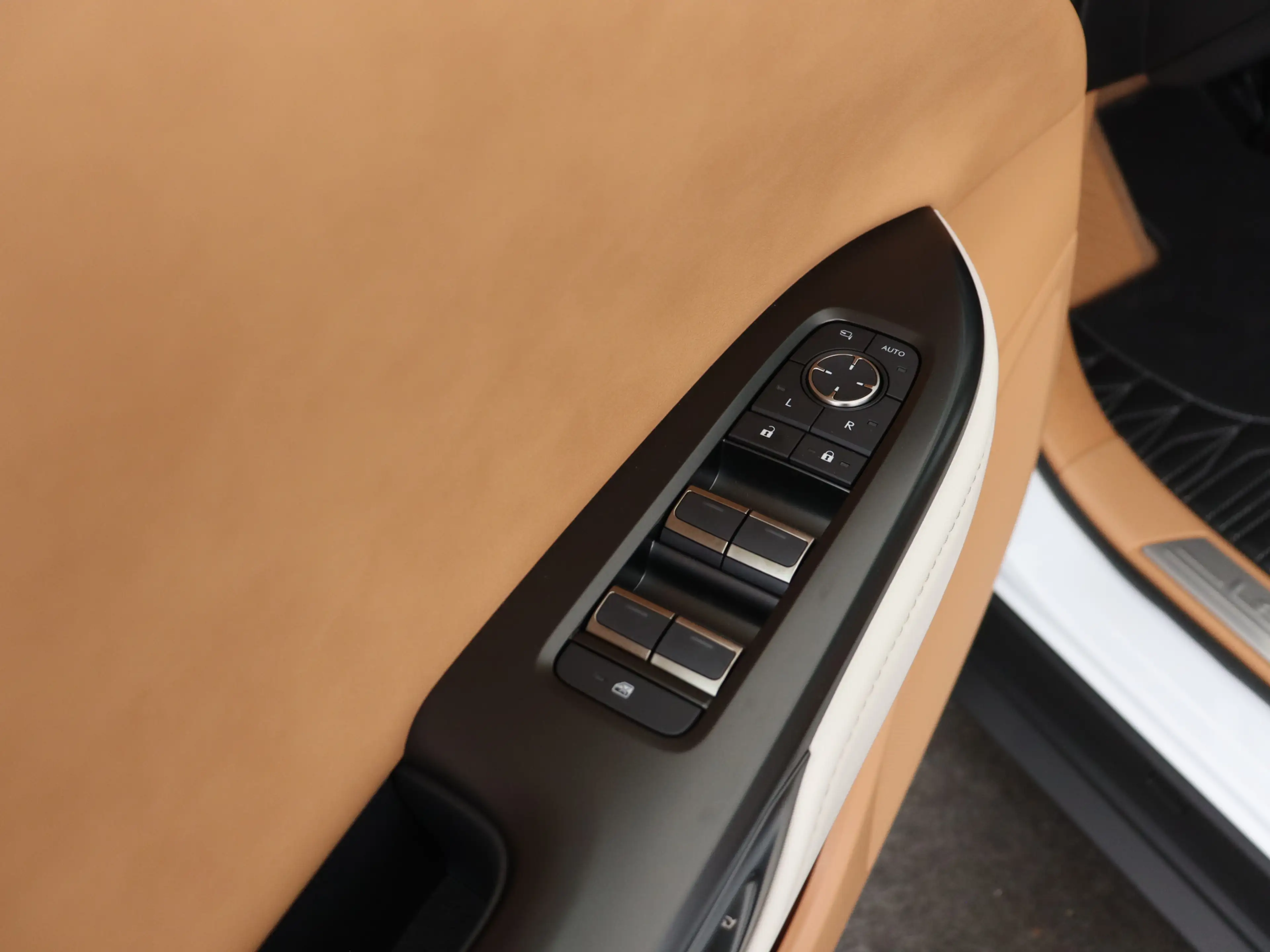Lexus RZ 350e Luxury Line 77 kWh | 20" Velgen | Head Up Dis — photo 9