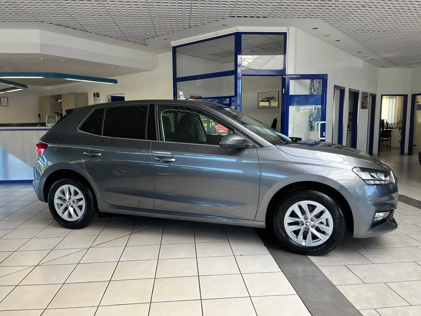 Skoda Fabia 1.0 TSI-DSG-115PS Top-Selection Gris - 2