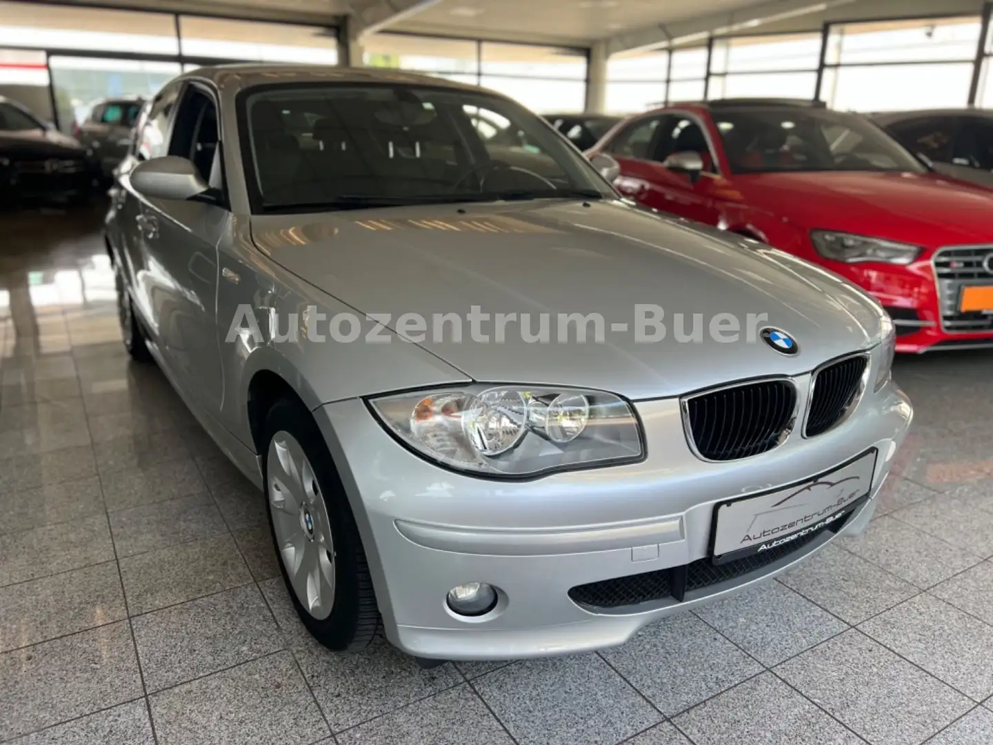 BMW 116 Baureihe 1 Lim. 116i "lückenlos Scheckheft" Plateado - 2