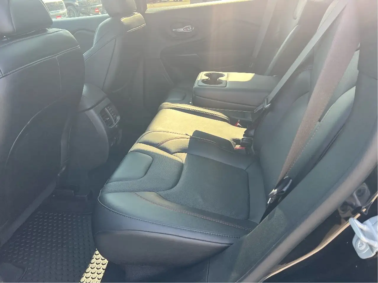 Jeep Cherokee снимка Jeep Cherokee