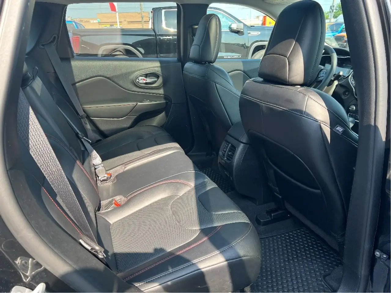 Jeep Cherokee снимка Jeep Cherokee