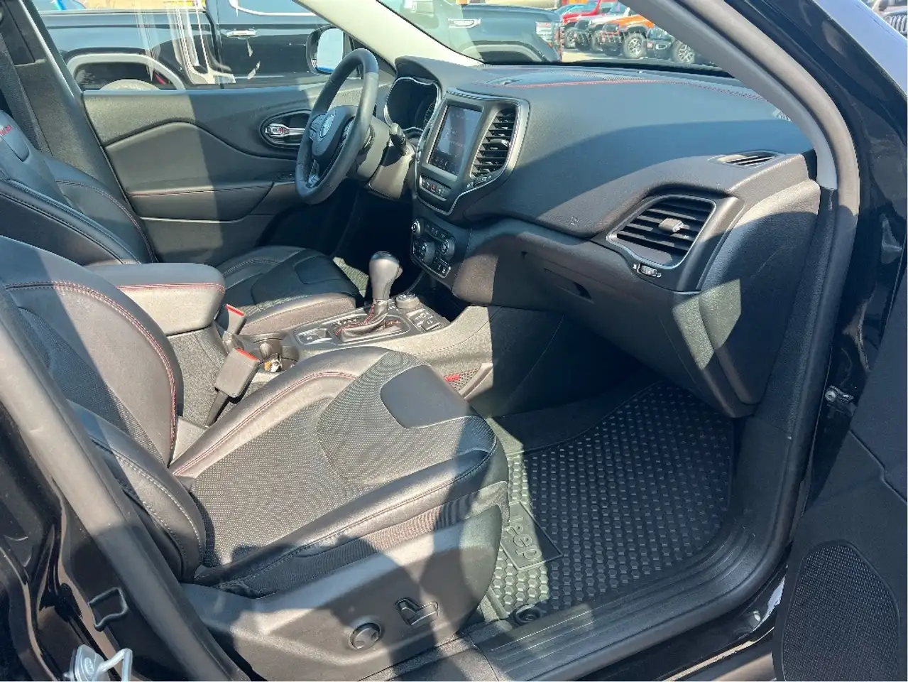 Jeep Cherokee снимка Jeep Cherokee