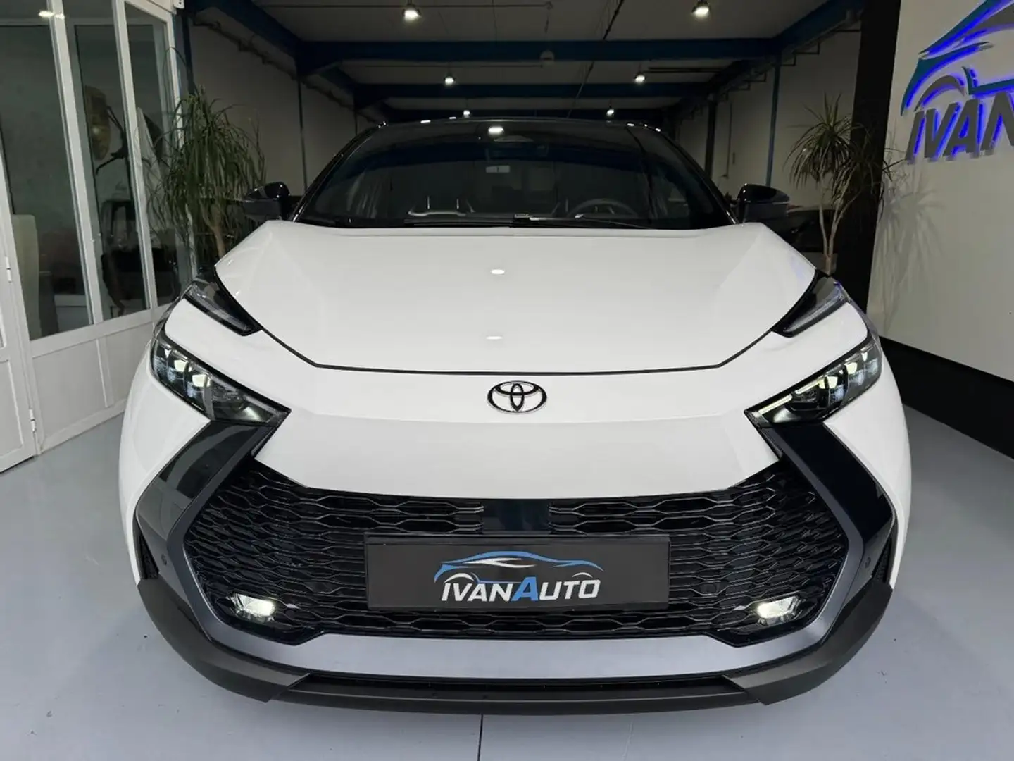 Toyota C-HR 220PH Premiere Edition Blanco - 2