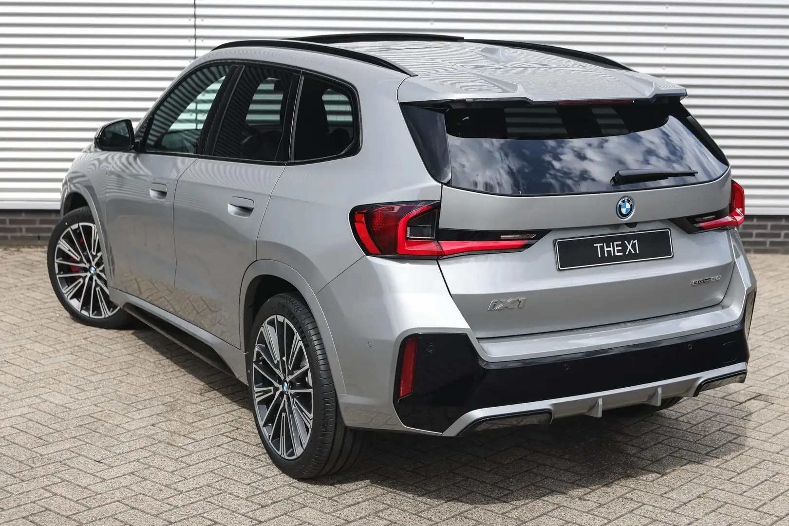 BMW iX1 eDrive20 High Executive M Sport / Panoramadak / Sp Zilver - 2