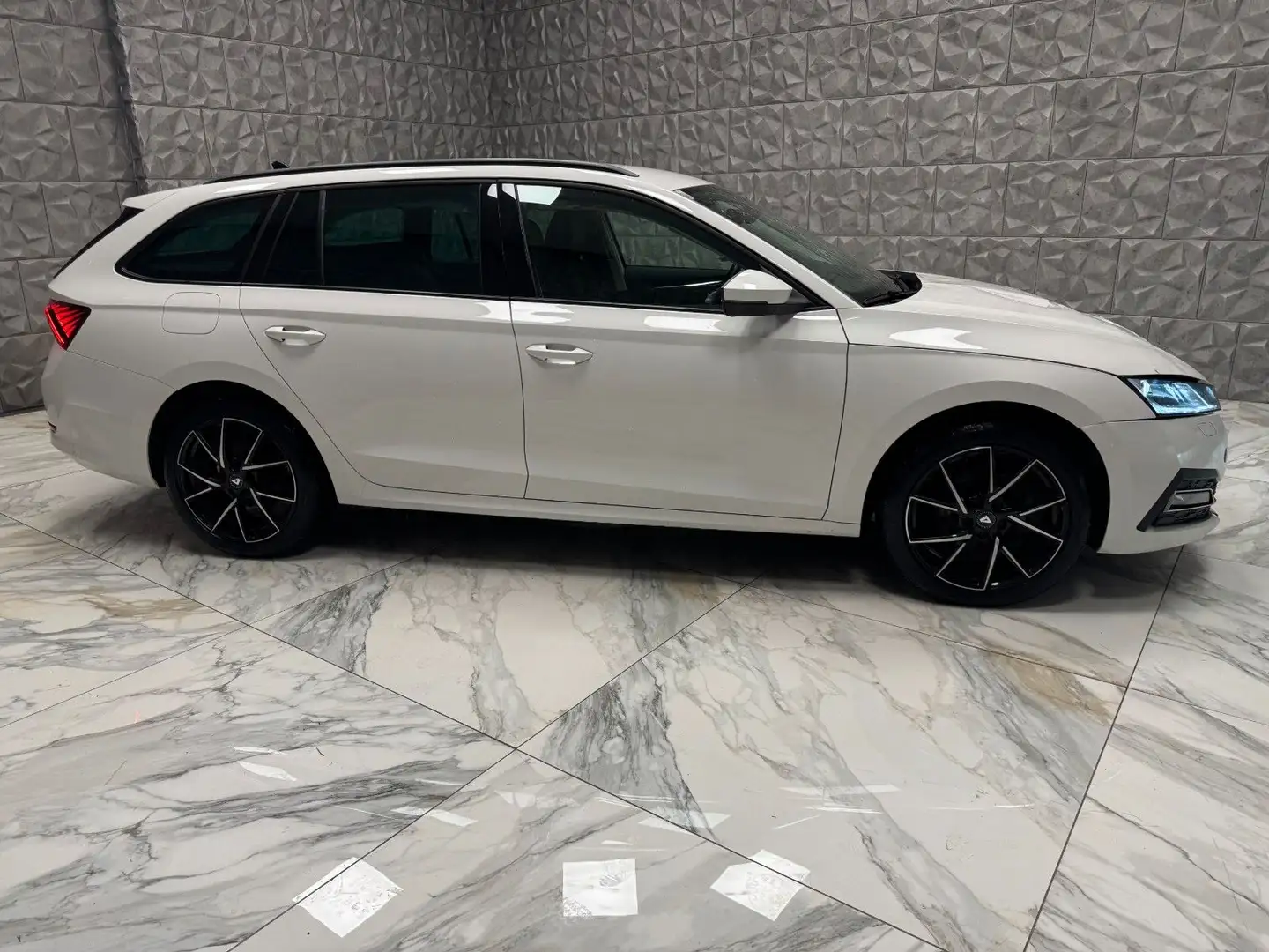 Skoda Octavia Combi First Edition Weiß - 2