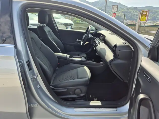 Mercedes-Benz A view 9