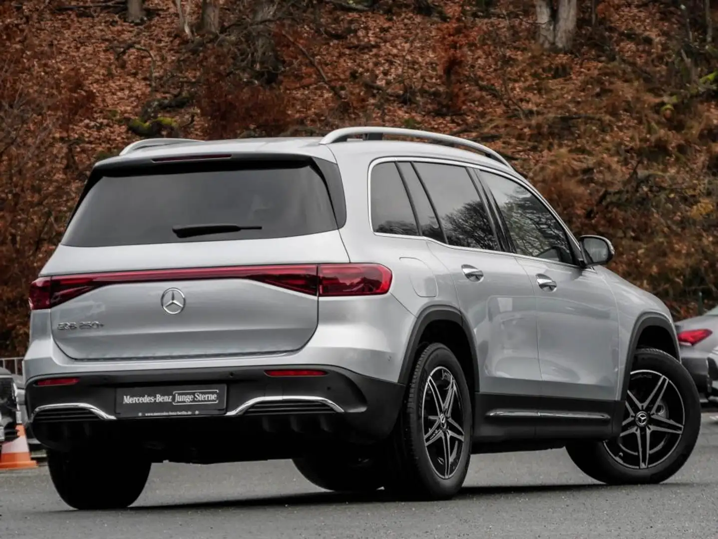 Mercedes-Benz EQB 250 + AMG-Sport/Pano/7.Sitze/360/HUD/Memo/18" - 2