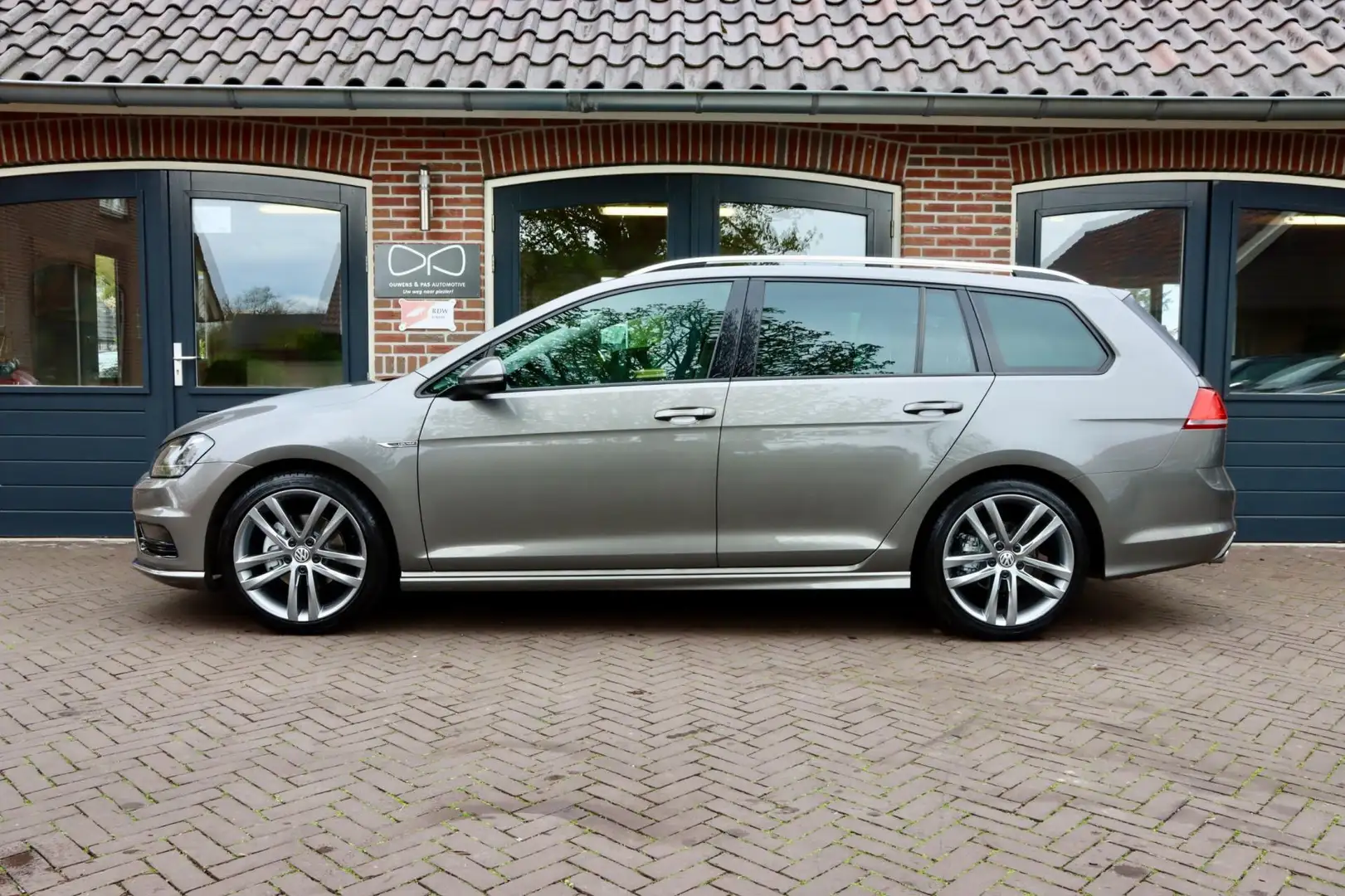Volkswagen Golf Variant 1.4 TSI Business Edition Connected R-LINE | NAVIGA Grijs - 2
