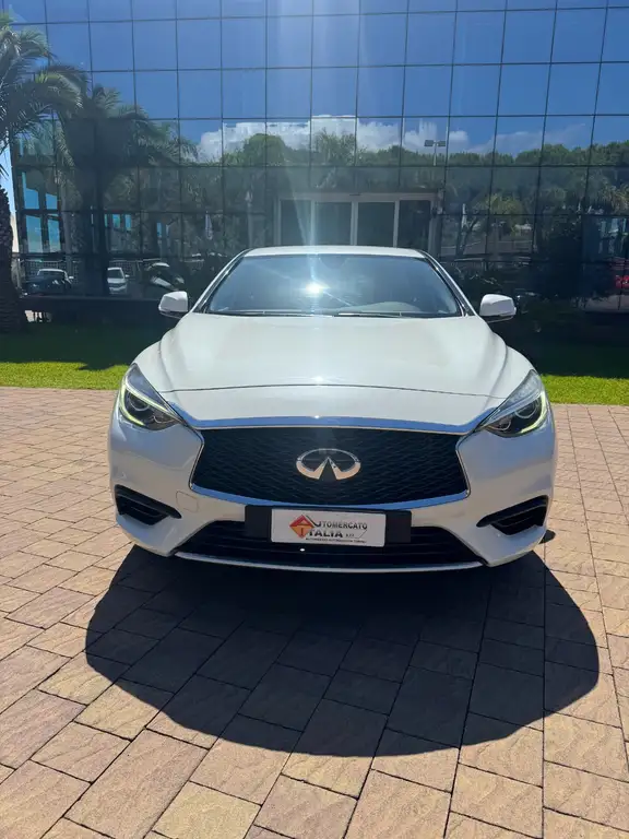 Infiniti Q30