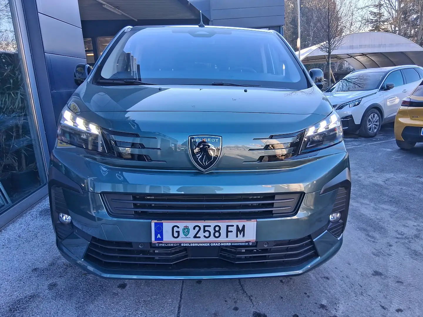 Peugeot Traveller Premium BlueHDi 180 Lang EAT8 Grün - 2