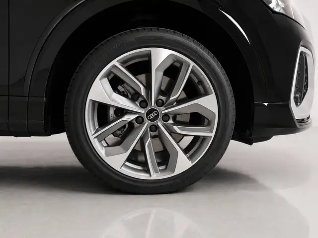 Audi Q2 view 6