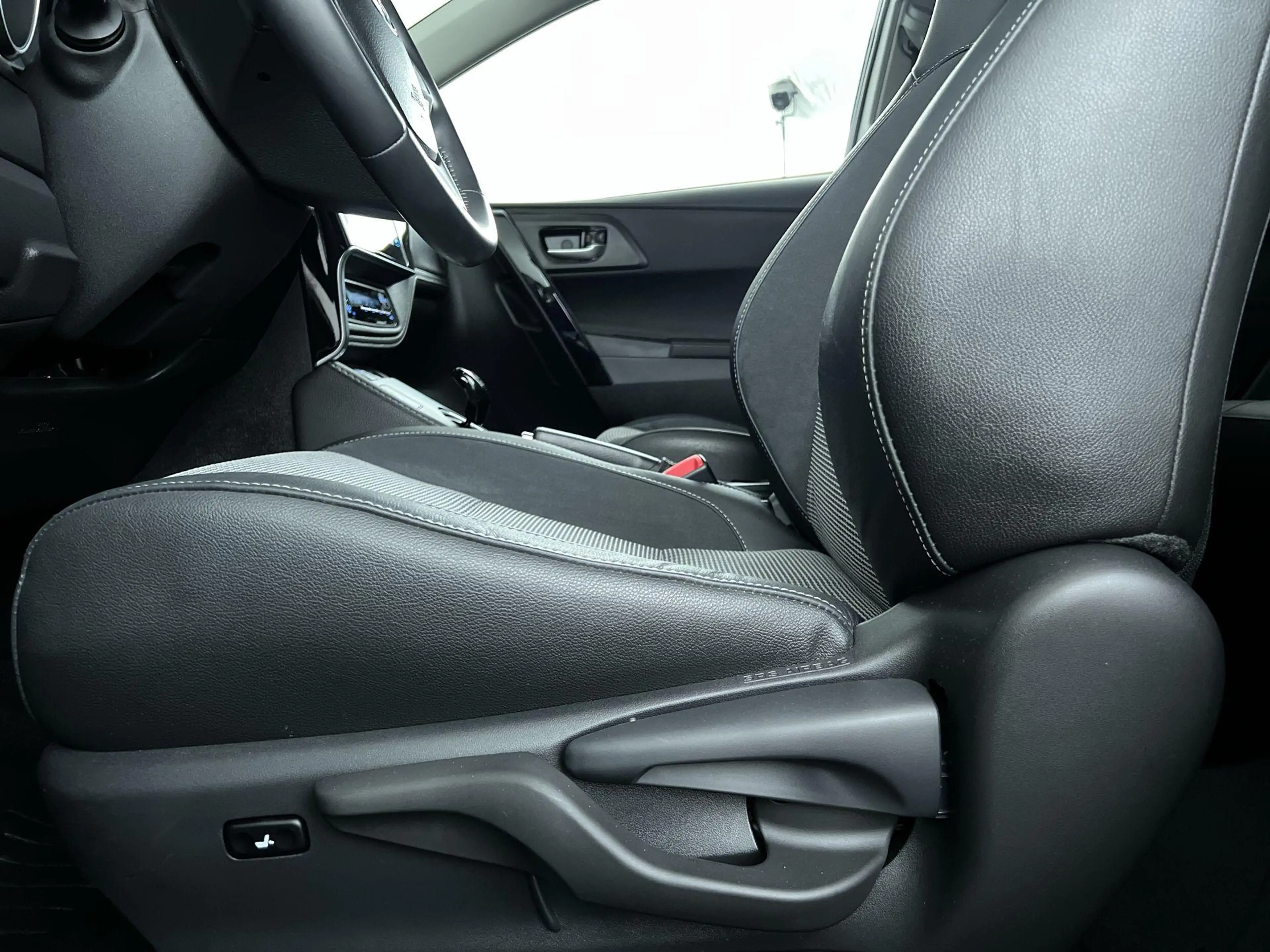 Toyota Auris 1.8 Hybrid Executive — photo 13