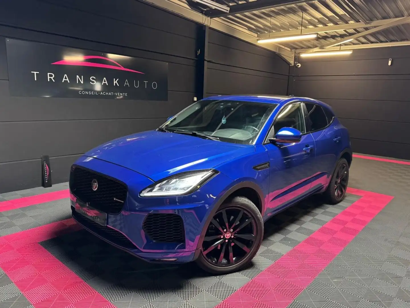 Jaguar E-Pace 2.0 D - 150 ch AWD BVA R-Dynamic / Carplay / Panoramique / Moteur Ford Bleu - 1