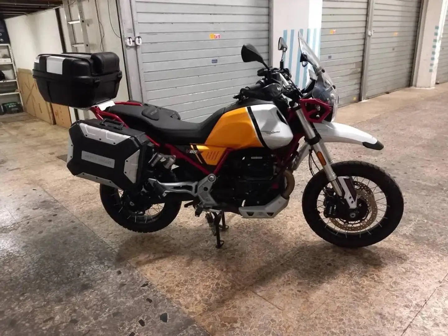 Moto Guzzi V 85 TT Giallo - 1