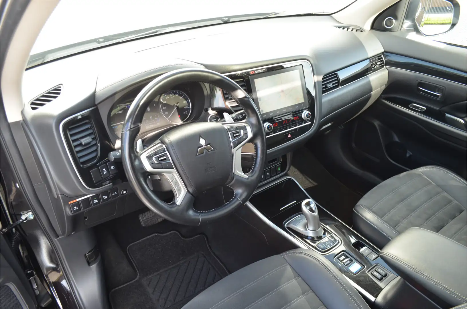 Mitsubishi Outlander PHEV 2.4 INTENSE PLUS 4WD | PLUG IN HYBRID | SCHUI Negro - 2