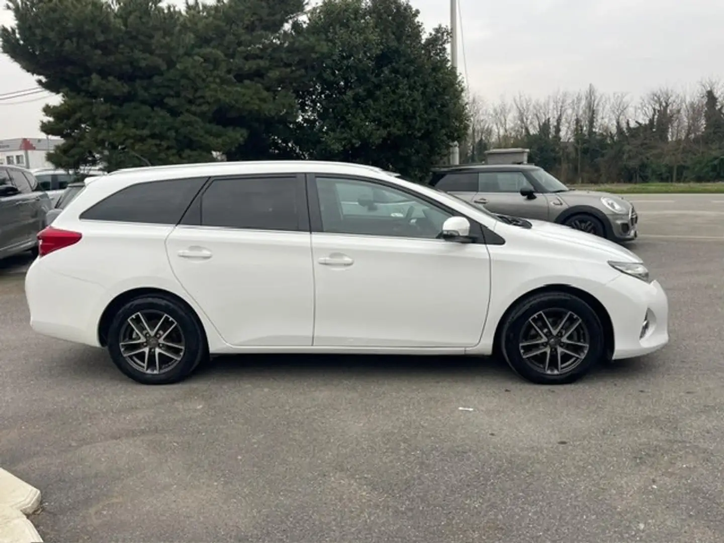 Toyota Auris Touring Sports 1.4 D-4D Lounge Bílá - 2