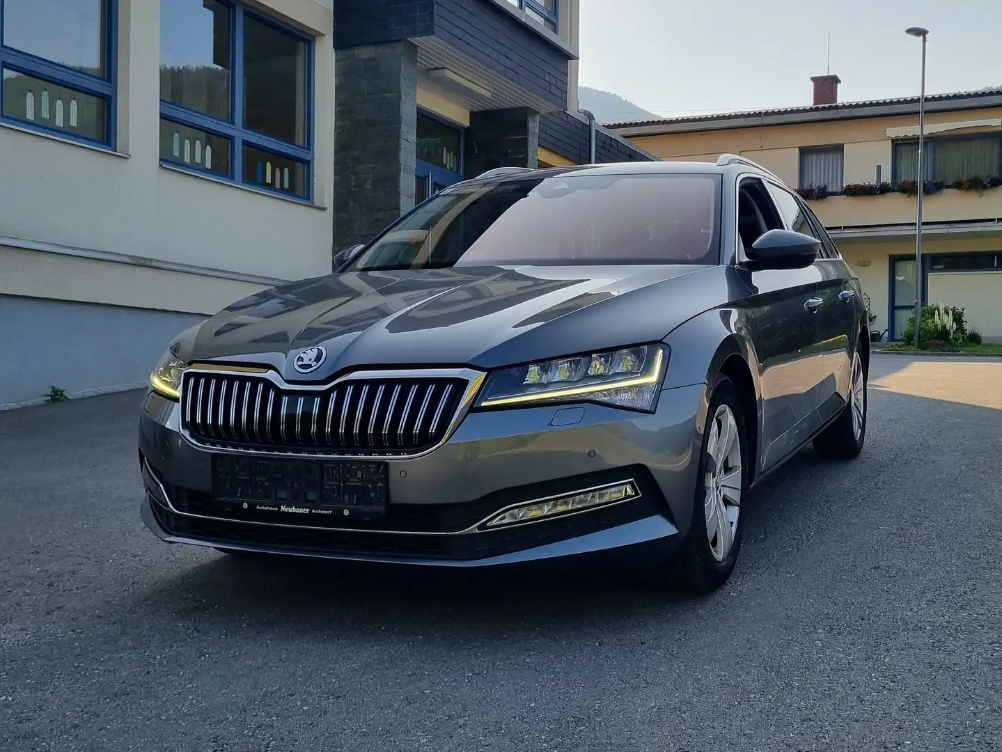 Skoda Superb Superb Kombi 2,0 TDI Style DSG RFK/AHK/ Garantie Grau - 2