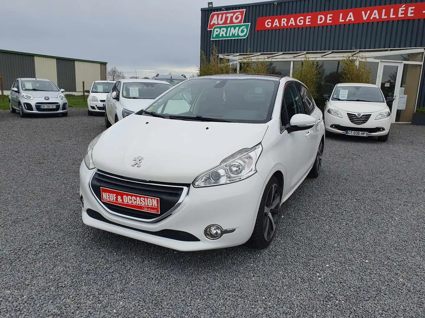 Peugeot 208 208 1.6 e-HDi 115ch FAP BVM6 Féline Blanc - 2